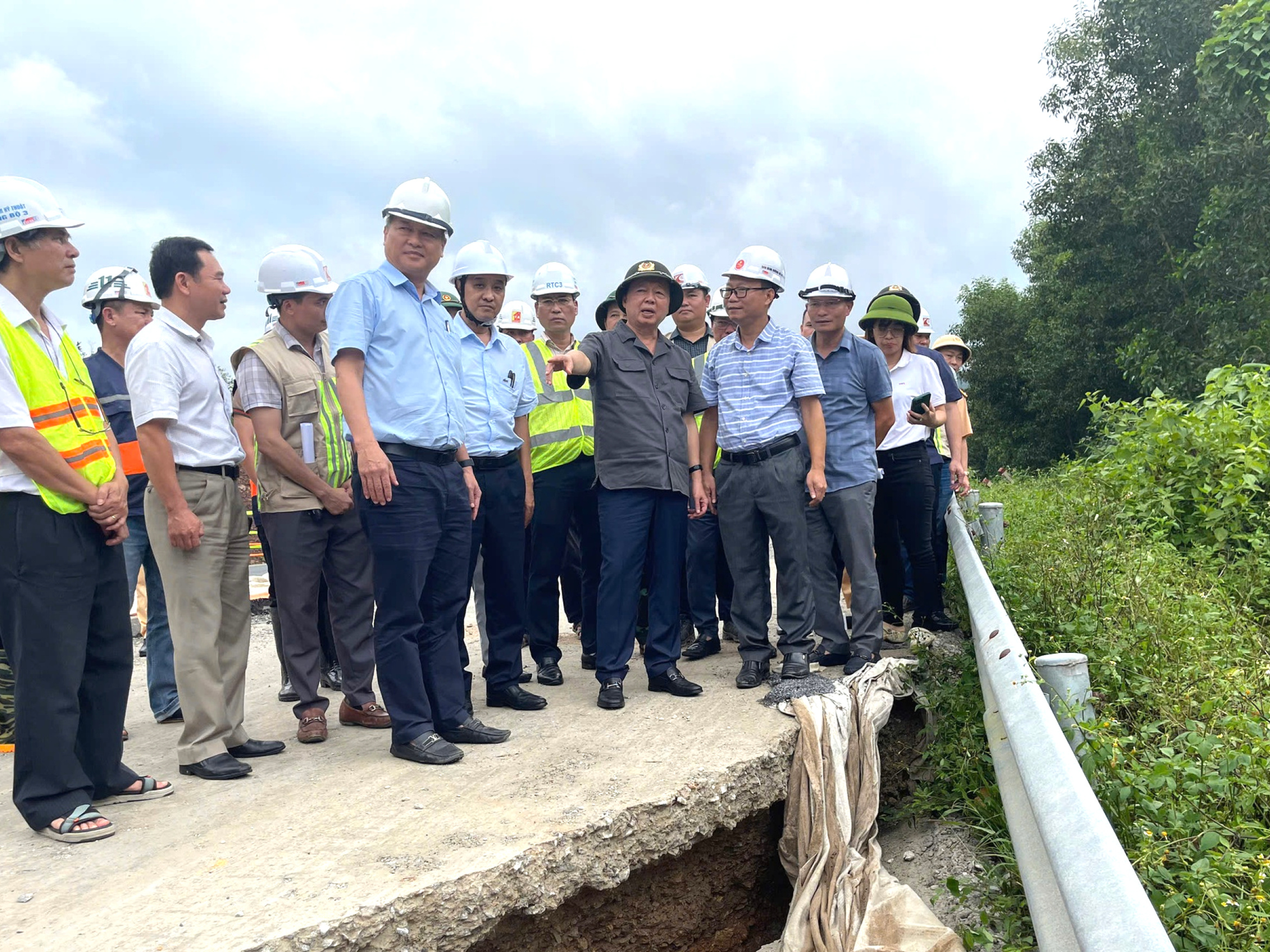 政府副总理陈洪河视察拉山-和莲高速公路滑坡区域